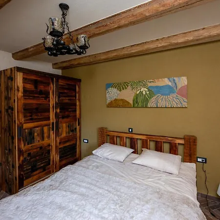 Rose Garden Apartment *